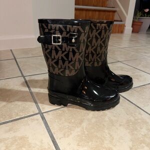 LIKE NEW Michael kors boots